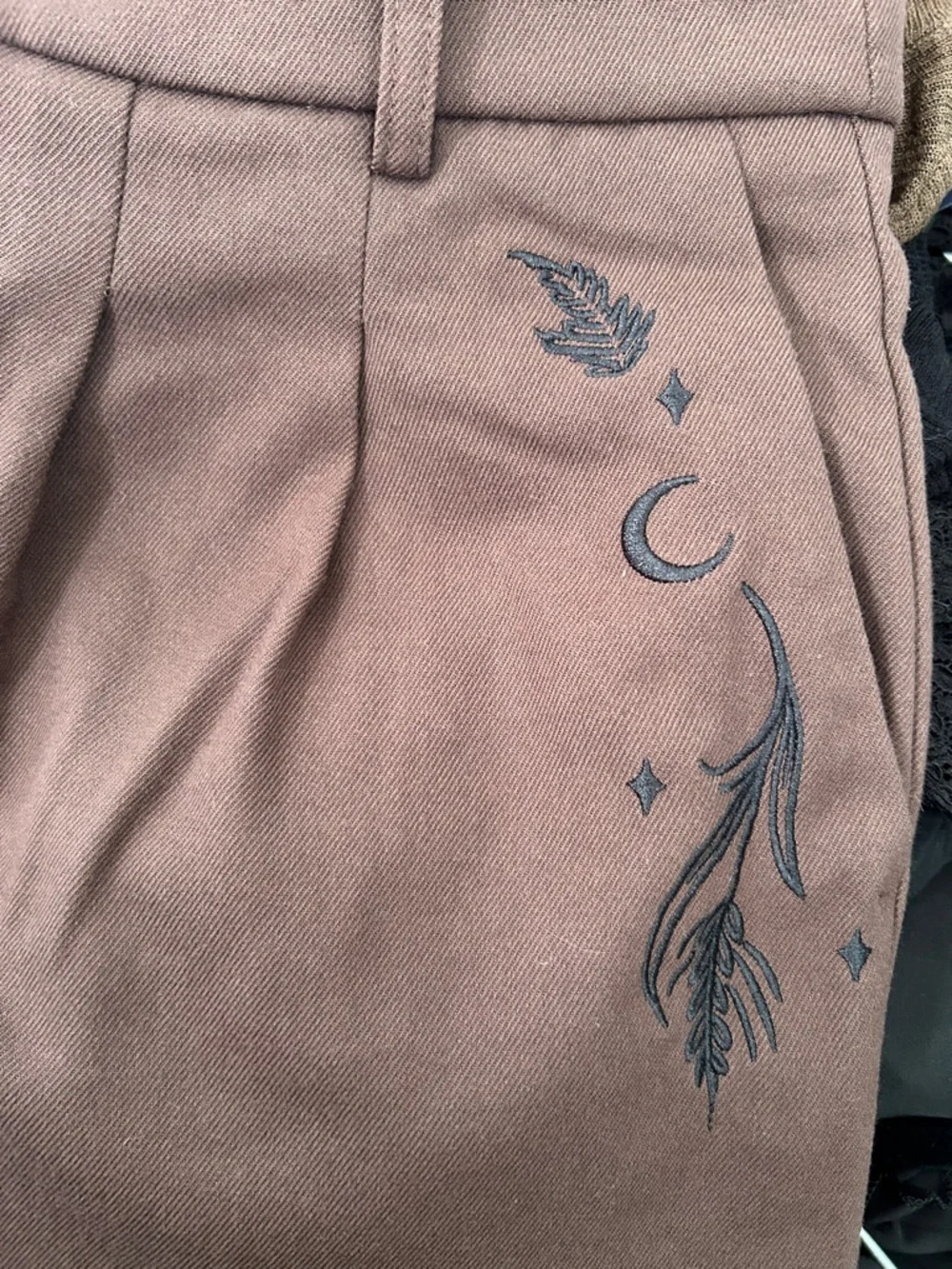 Disturbia Brown High-Waist Pleated Trousers with Cuffed Ankles - Picture 4 of 7